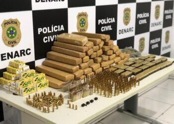 Mulher é presa em flagrante pelo Denarc com centenas de munições, fuzil e drogas