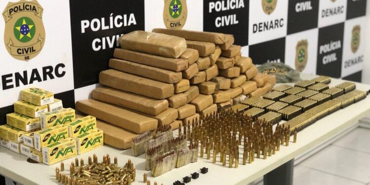 Mulher é presa em flagrante pelo Denarc com centenas de munições, fuzil e drogas
