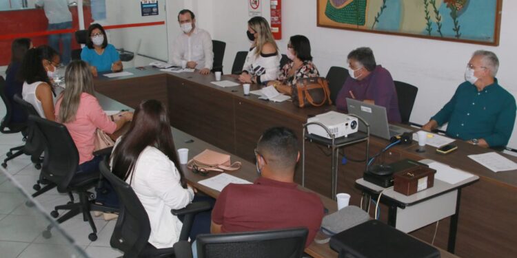 Municípios com baixo índice de adesão à campanha de imunização foram convocados para uma reunião estratégica com a secretária de Estado da Saúde, Mércia Feitosa