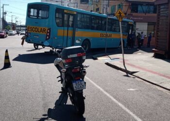 Asfalto cede e ônibus cai dentro de buraco no bairro 13 de Julho