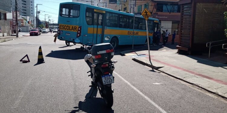 Asfalto cede e ônibus cai dentro de buraco no bairro 13 de Julho