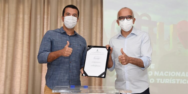 Prefeitura de Aracaju firma convênio com a ABIH/SE para investimento de R$1 milhão no turismo