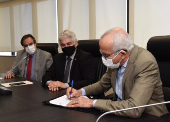 Prefeito Edvaldo sanciona lei de combate à pobreza menstrual nas escolas de Aracaju