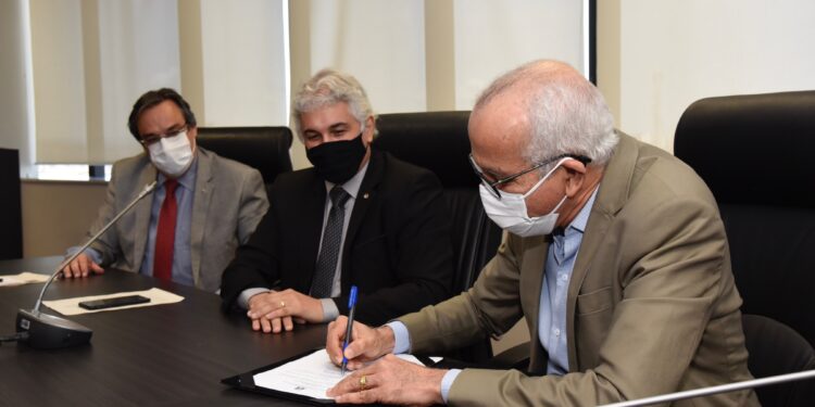 Prefeito Edvaldo sanciona lei de combate à pobreza menstrual nas escolas de Aracaju