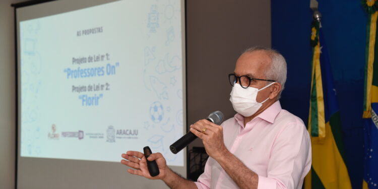 Prefeito Edvaldo Nogueira anuncia projetos de combate à pobreza menstrual nas escolas e para ajuda de custo aos professores