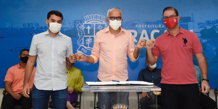 Prefeito Edvaldo assina Termo de Fomento para repasse de R$ 200 mil ao Sergipe e Confiança