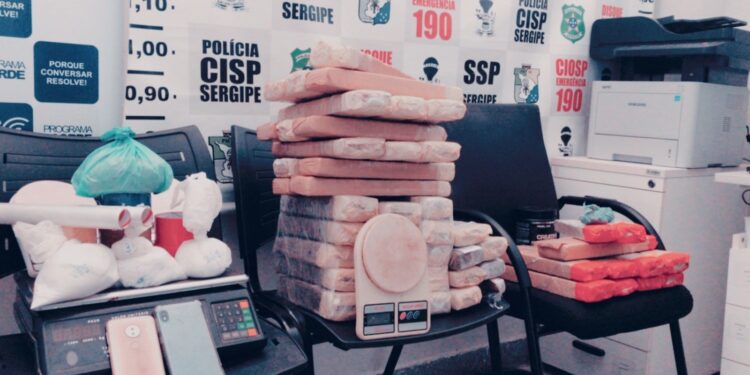 Ação conjunta apreende 37kg de maconha enterrados em casa na Barra dos Coqueiros