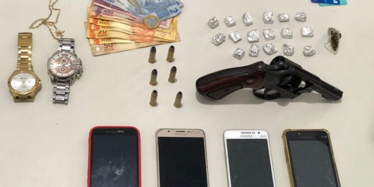 Polícia Civil apreende arma de fogo e drogas com quinteto em Lagarto
