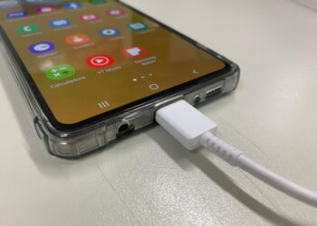 Saiba como evitar acidentes elétricos ao utilizar o aparelho celular em casa