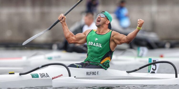 Fernando Rufino conquista ouro na canoagem na Paralimpíada