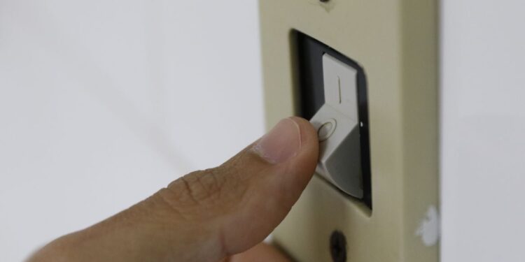 Com conta de luz mais cara, consumidores procuram formas de economizar
