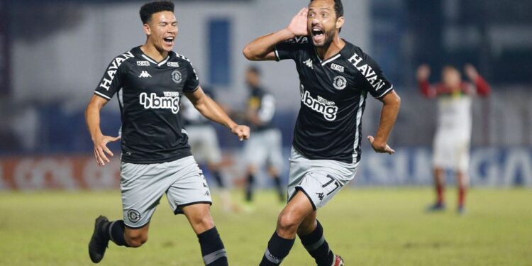 Vasco derrota Brusque na Série B com golaço de Nenê