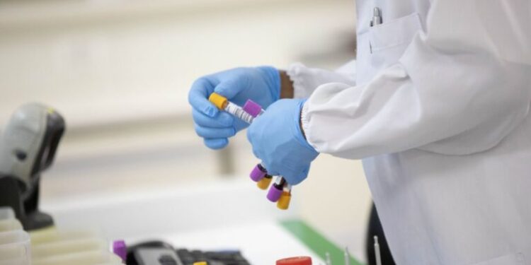 Dose de reforço para todos requer mais dados, diz infectologista