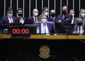 Câmara aprova novo Código Eleitoral com previsão de quarentena para juízes e policiais