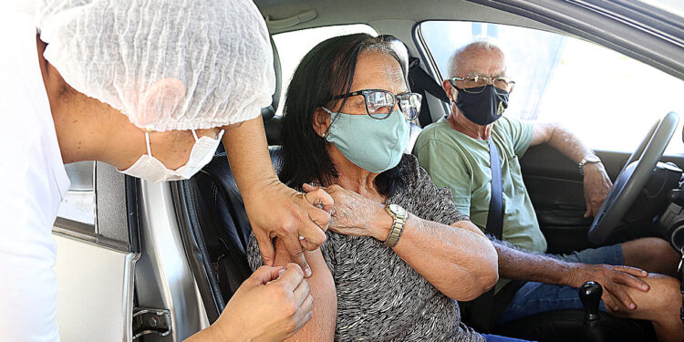 Idosos vacinados com a D2 até 10 de abril já podem receber a dose de reforço