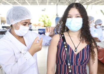 Com os primeiros adolescentes vacinados, Prefeitura aplicou 3.808 doses neste sábado, 4