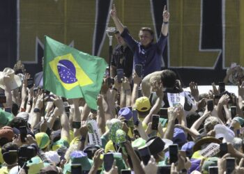 Presidente Bolsonaro participa de manifestação pró-governo em Brasília