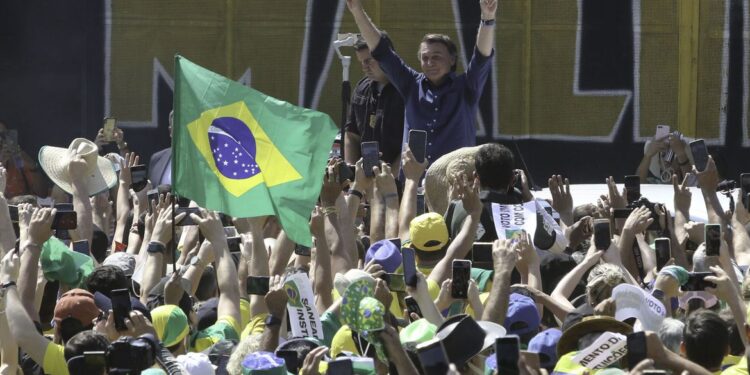 Presidente Bolsonaro participa de manifestação pró-governo em Brasília