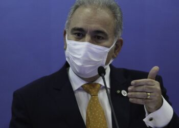 Ministro da Saúde afirma que continua no cargo