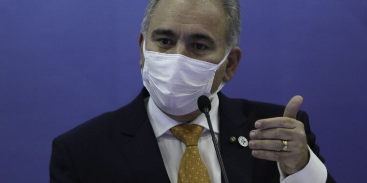 Ministro da Saúde afirma que continua no cargo