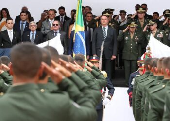 Discurso político radical entre militares é um risco, diz constitucionalista