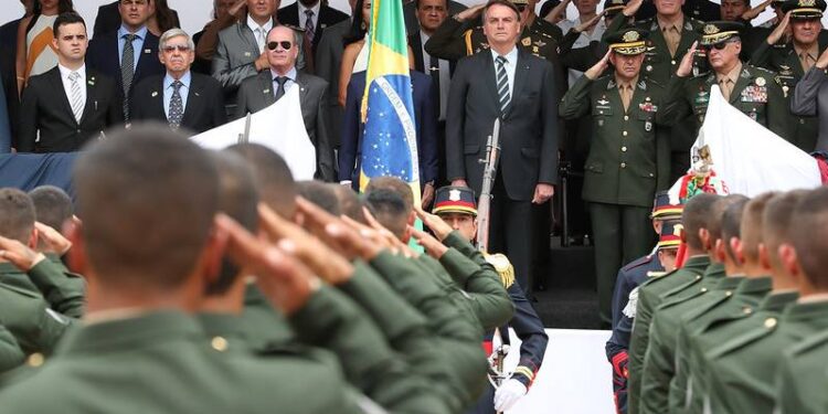 Discurso político radical entre militares é um risco, diz constitucionalista