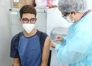 Covid-19: ministério recomenda suspensão da vacinação de adolescentes