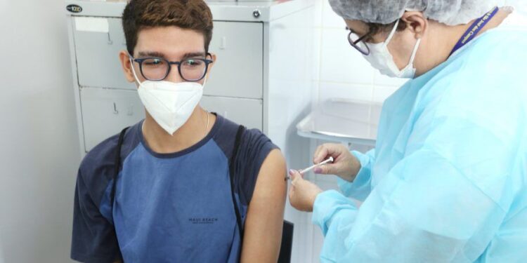 Covid-19: ministério recomenda suspensão da vacinação de adolescentes