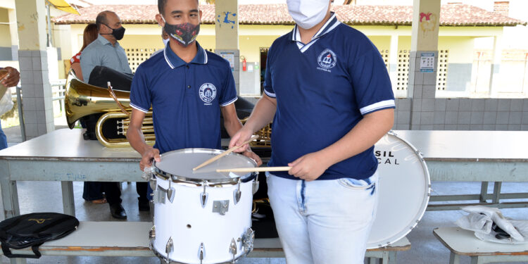Secretaria de Educação distribui kits de instrumentos musicais a escolas da rede estadual