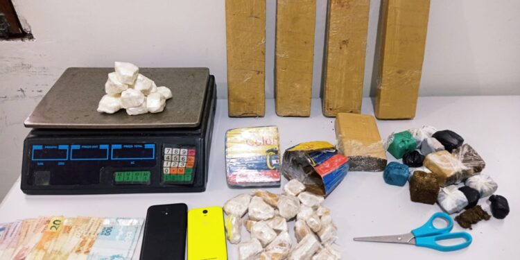 Polícia Civil prende dupla em flagrante por tráfico de drogas em Estância