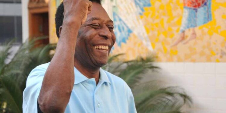 Pelé tem alta da UTI e continua em recuperação no hospital