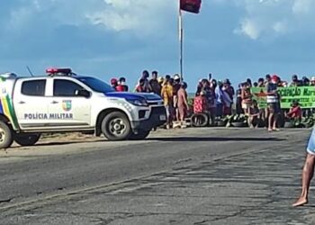 Ocupantes do antigo ‘Clube da Telergipe’ realizam protesto em avenida
