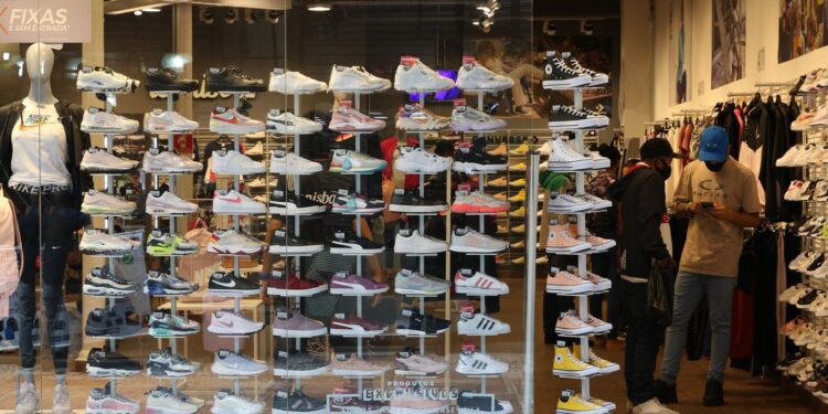 Intenção de consumo das famílias tem quarta alta consecutiva, diz CNC