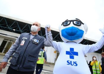 Ministro acompanha envio de vacinas contra covid-19 para estados