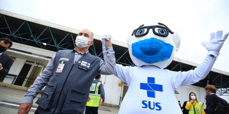 Ministro acompanha envio de vacinas contra covid-19 para estados