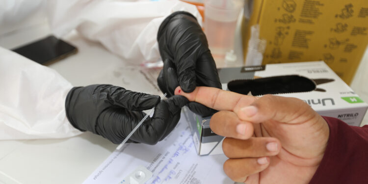 Coronavírus ainda demanda atenção, mesmo com taxa de transmissão baixa