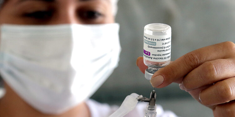 Infectologista destaca segurança e importância da vacina contra a covid-19