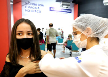 Aracaju inicia imunização da população de 15 anos e vacina mais 11.065 pessoas