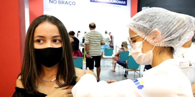 Aracaju inicia imunização da população de 15 anos e vacina mais 11.065 pessoas