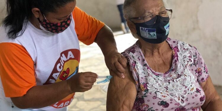 Idosos a partir de 80 anos vão receber 3ª dose de vacina contra a covid em Laranjeiras