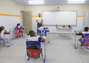 Escolas municipais de Aracaju retomam aulas presenciais com ensino híbrido