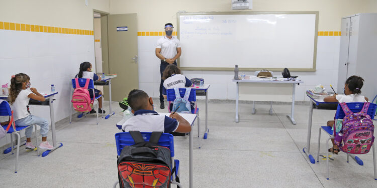 Escolas municipais de Aracaju retomam aulas presenciais com ensino híbrido
