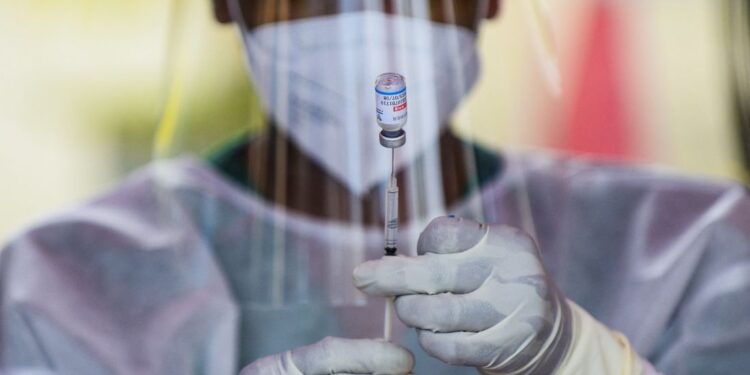 Covid-19: Brasil registra menor média móvel de casos em um dia