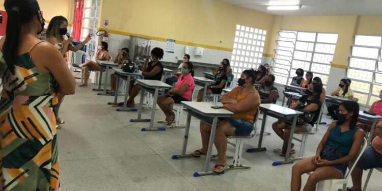 Escolas municipais demonstram aos pais de alunos organização para volta às aulas