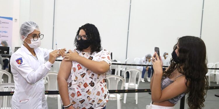 Covid-19: Aracaju já vacinou 80% da população acima de 12 anos com a primeira dose
