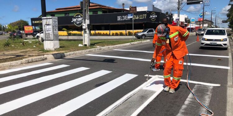 SMTT reforça sinalização horizontal no bairro Aeroporto