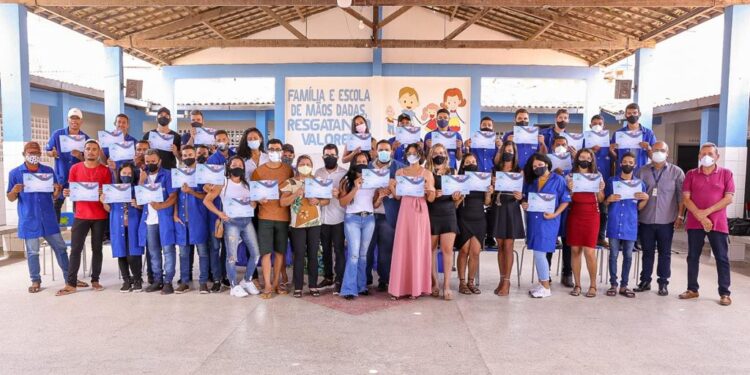 Prefeitura de Lagarto e Senai entregam certificados de conclusão dos cursos ofertados na Colônia Treze