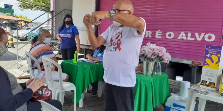 Programa IST/Aids orienta comunidade sobre uso de preservativo feminino e pré-natal