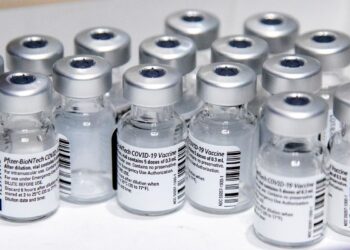 Carregamento com 3,2 milhões de doses da Pfizer chega ao Brasil