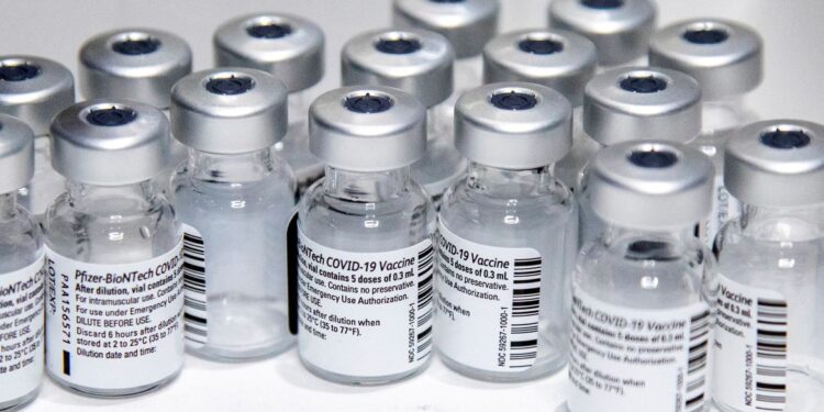 Carregamento com 3,2 milhões de doses da Pfizer chega ao Brasil